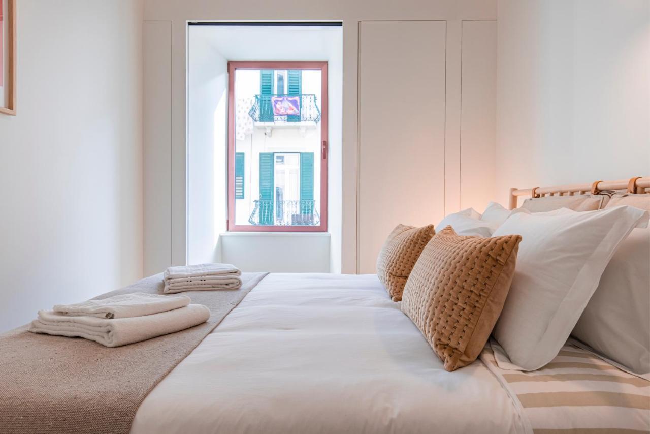 Deluxe 2Bdr Apartment W/ Patio By Lovelystay Lisboa Exteriör bild